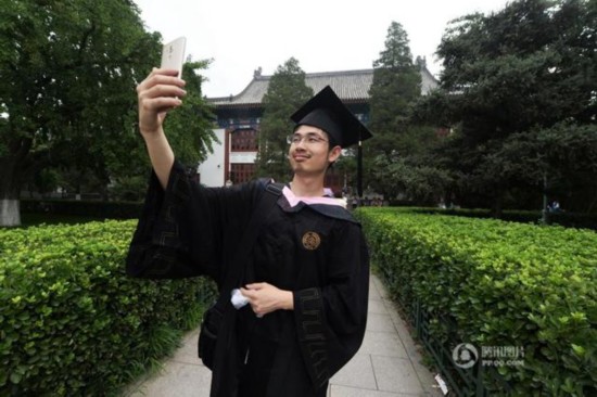 Lone paleontology graduate goes viral