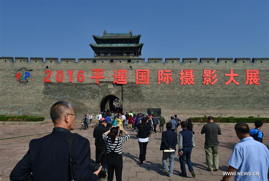 The 2016 PIP kicked off in Pingyao on Monday, showing more than 15,000 photos by over 2,000 photographers around the world. 