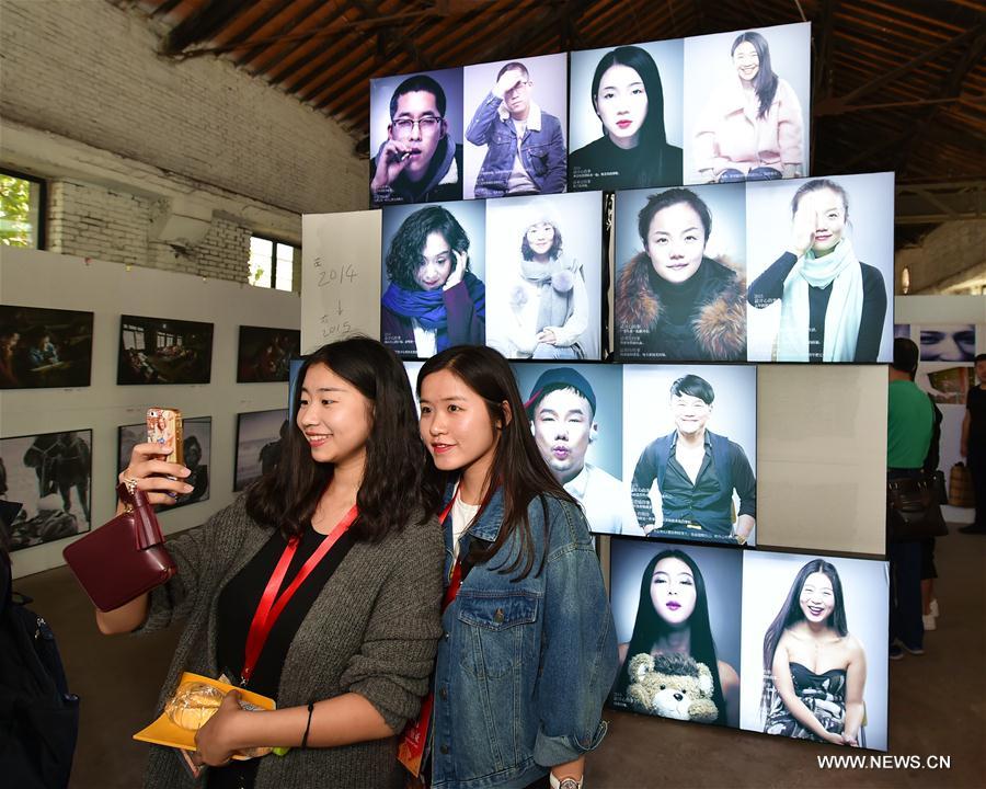 The 2016 PIP kicked off in Pingyao on Monday, showing more than 15,000 photos by over 2,000 photographers around the world.