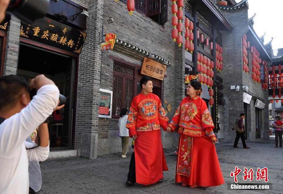 Pedestrian street in Guilin bustles after renovation