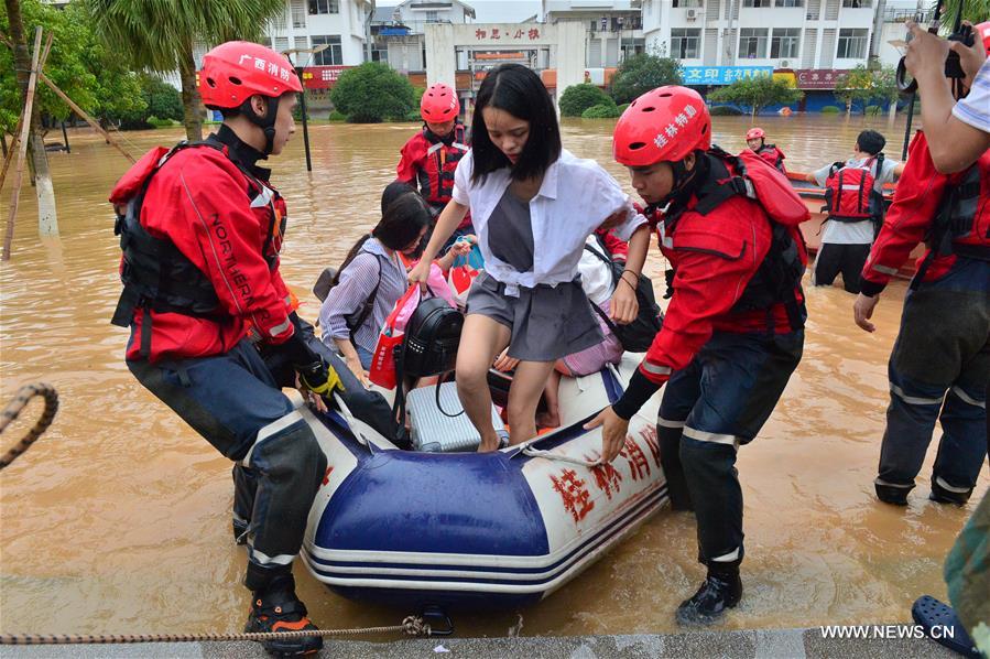 Rescuers transfer trapped students in flood-hit Guilin