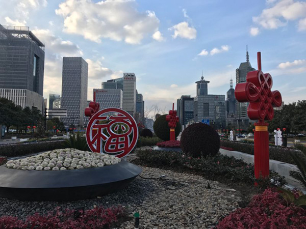 Shanghai streets elegantly decorated for Spring Festival