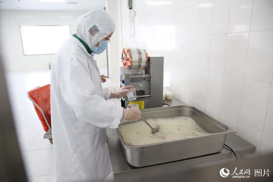 How are the boxed meals on China’s high-speed trains produced?