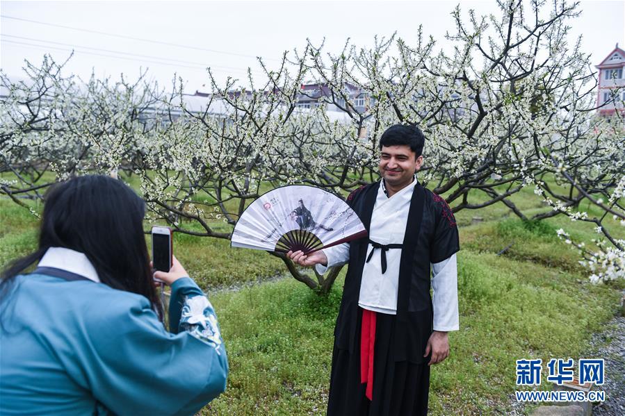 Foreigners wearing Hanfu enjoy spring scenery in E China