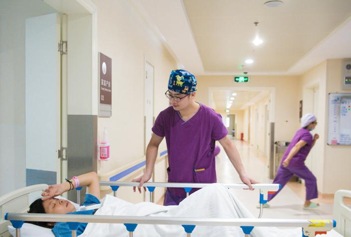 Male midwife delivers over 600 babies in SW China