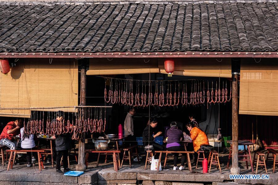 Anchang ancient town in China's Zhejiang attracts lots of tourists
