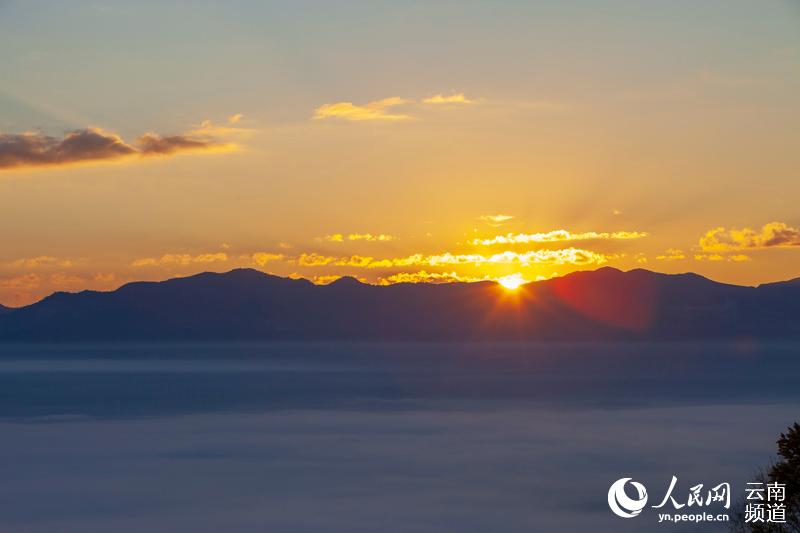 Breathtaking sea of clouds over Jingmai Mountain in Yunnan