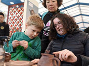 Foreigners enjoy Chinese intangible cultural heritage at Zhejiang