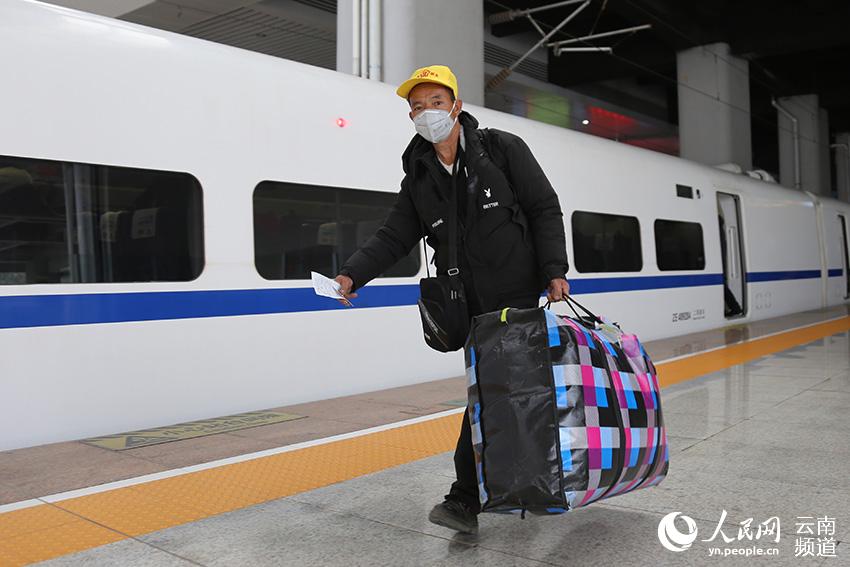 Migrant workers board the train. (People’s Daily Online/Li Faxing)