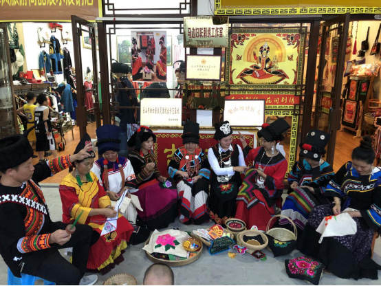 Women of Yi ethnic group in SW China embrace better life by making embroideries