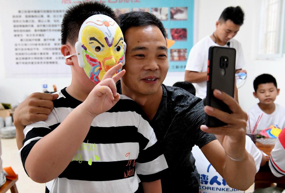 Village in central China’s Henan province shakes off poverty through developing outdoor painting industry