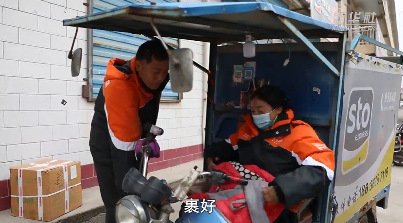 Armless delivery man and his paralyzed wife work together on express deliveries