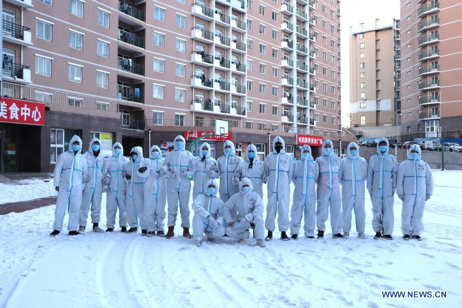 Anti-epidemic volunteers deliver supplies in Dalian Ocean University