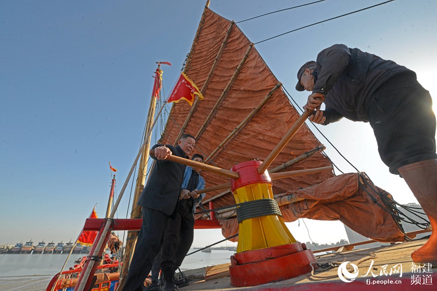 Full-size replica of ancient Chinese boat completes sea trial in SE China