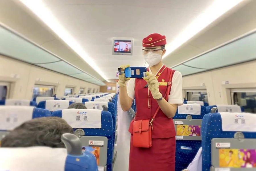 Beijing Railway employs phone-like device to check passengers’ body temperatures