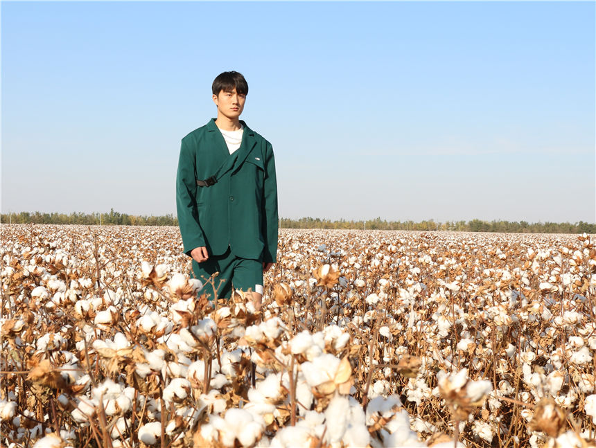 Fashion show held in cotton field in Xinjiang