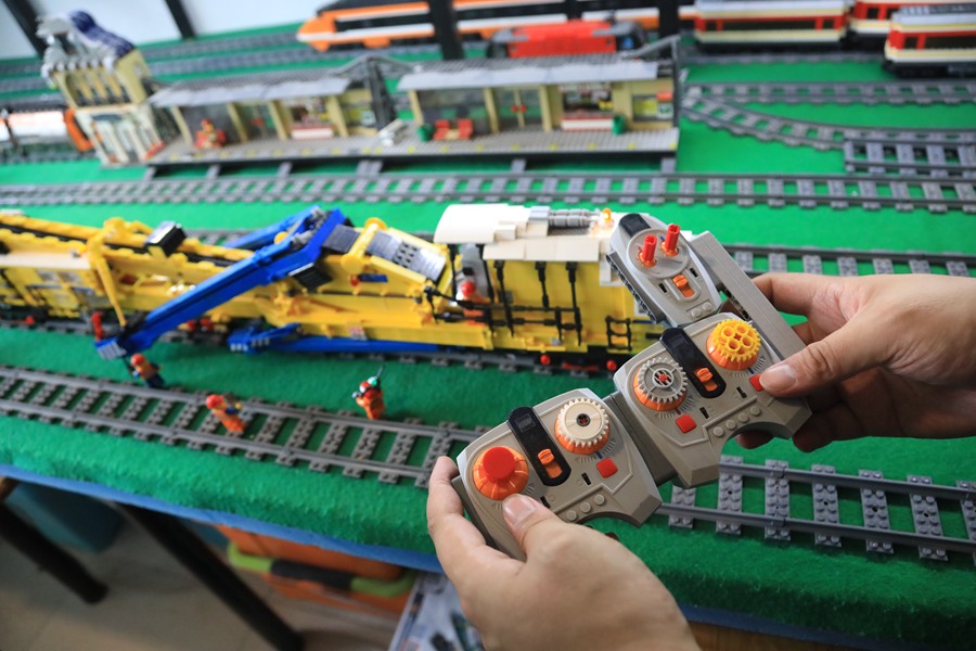 Chinese railway worker builds a