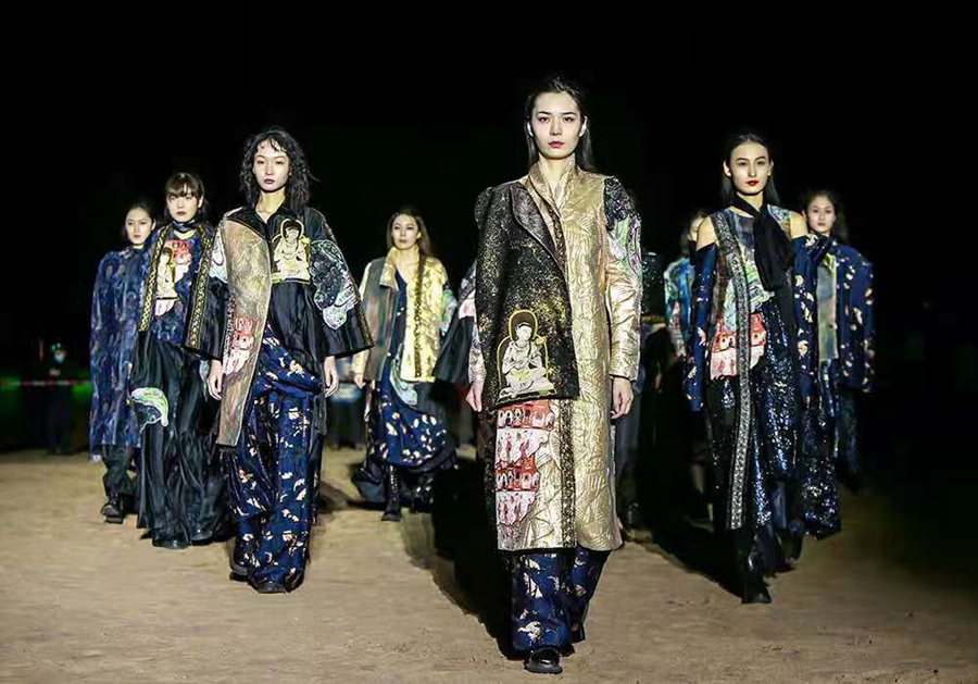 Dunhuang elements shine at int’l fashion week