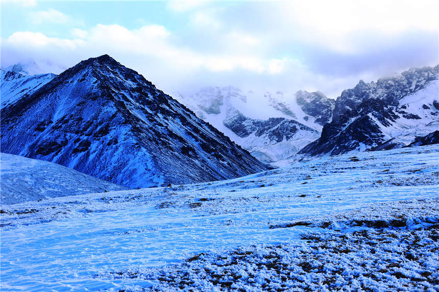 Magnificent Xinjiang: snow-covered grassland forms an enchanting sight