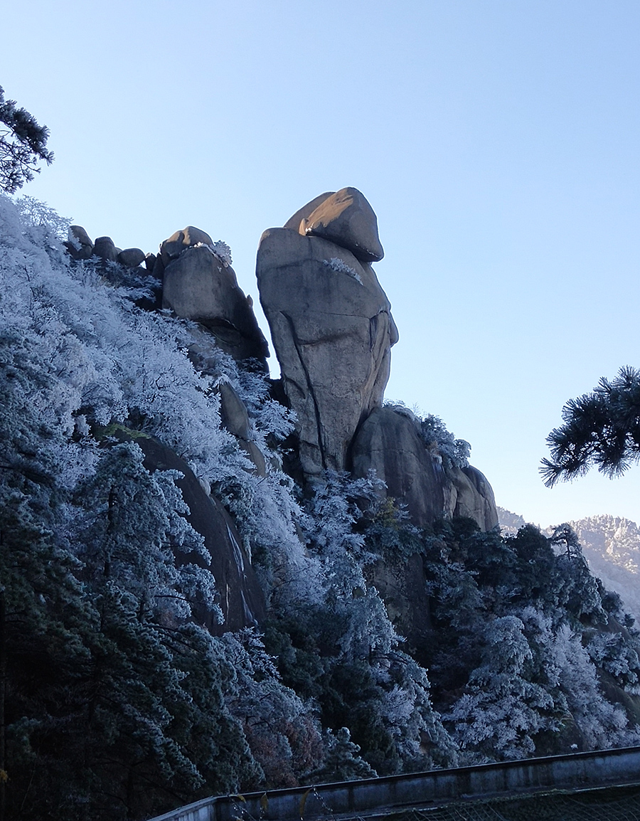 First snowfall in Jiuhua Mountain in E China