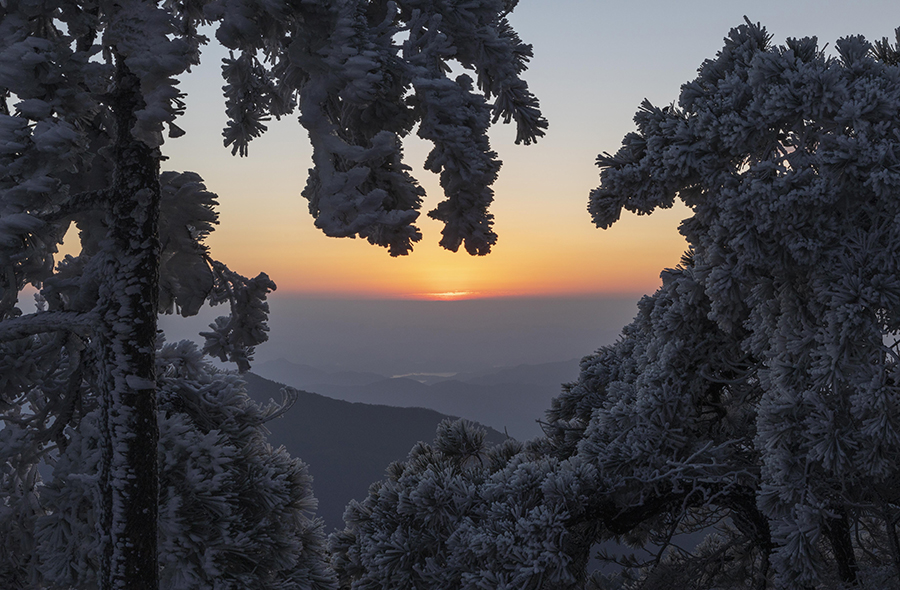 First snowfall in Jiuhua Mountain in E China