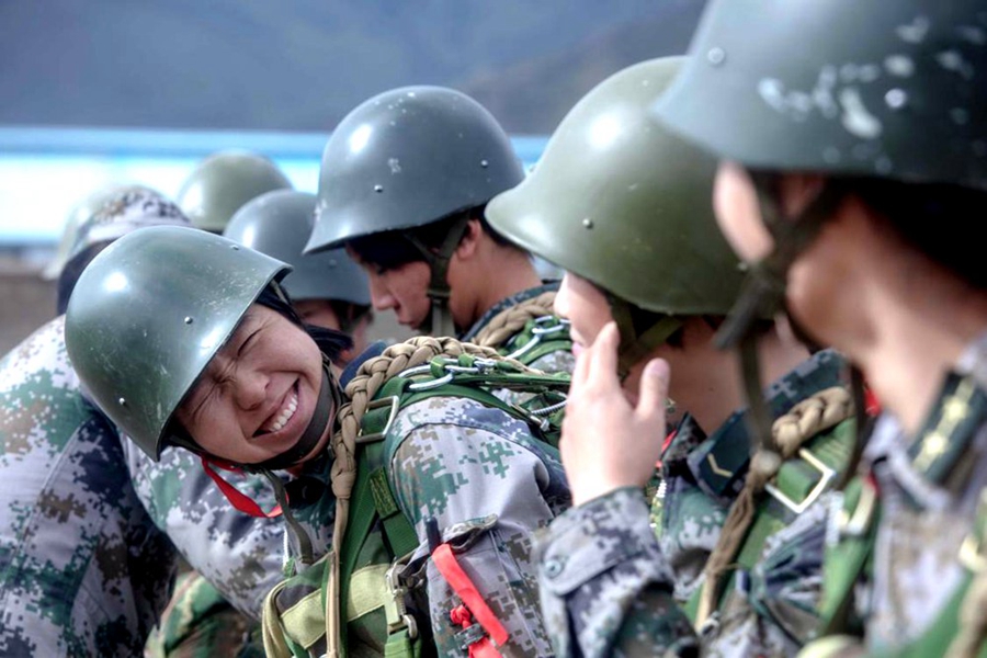 Female soldiers complete first parachute jump in Tibet