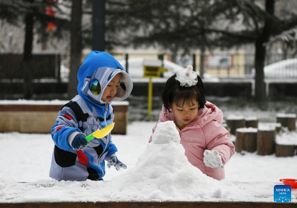 People enjoy snow scenery at scenic spots in Beijing