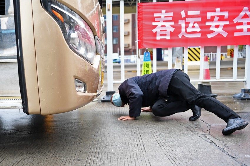 Bus services along mountainous zigzag road brings added convenience to villagers in east China's Jiangxi