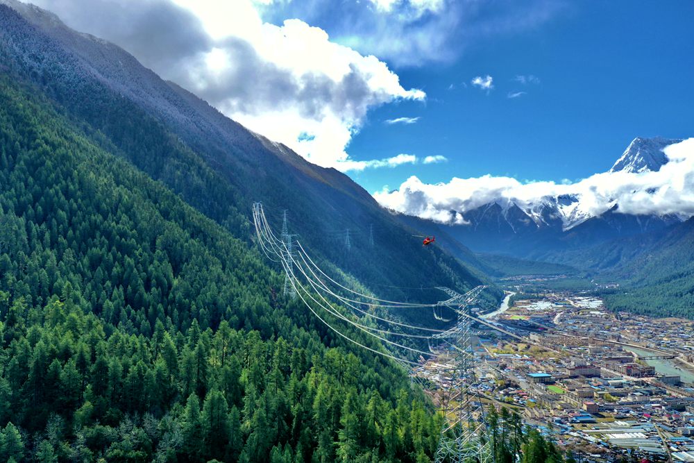 Helicopter rises on high to check power line in SW China’s Tibet