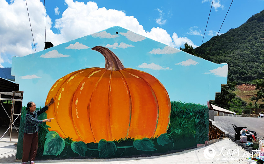 Young Chinese artists create magnificent wall paintings to beautify hometown in border region of SW China’s Yunnan