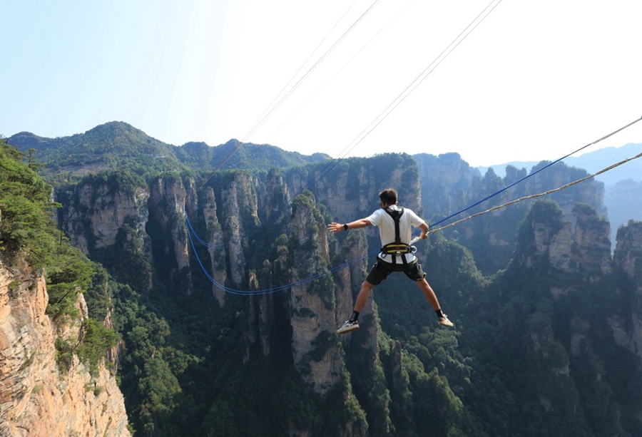 Outdoor enthusiasts enjoy rope swing with 335m drop in China's Zhangjiajie