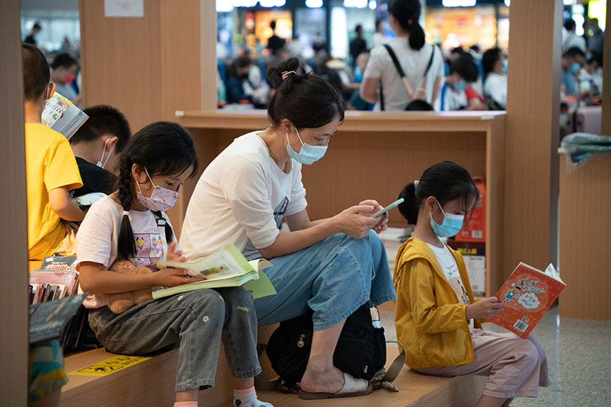 Liuzhou Railway Station in S China's Guangxi turns waiting hall into
