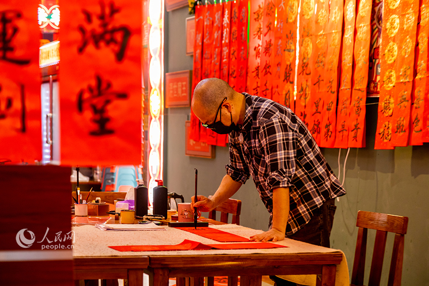 Chinese cities immersed in festival atmosphere as Lunar New Year nears