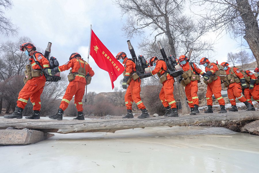 Firefighters patrol Qilian Mountains in NW China during Spring Festival holiday