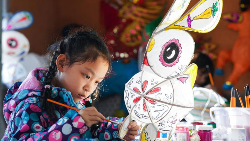 Tourists take part in lantern parade to celebrate Chinese New Year in E China's Anhui