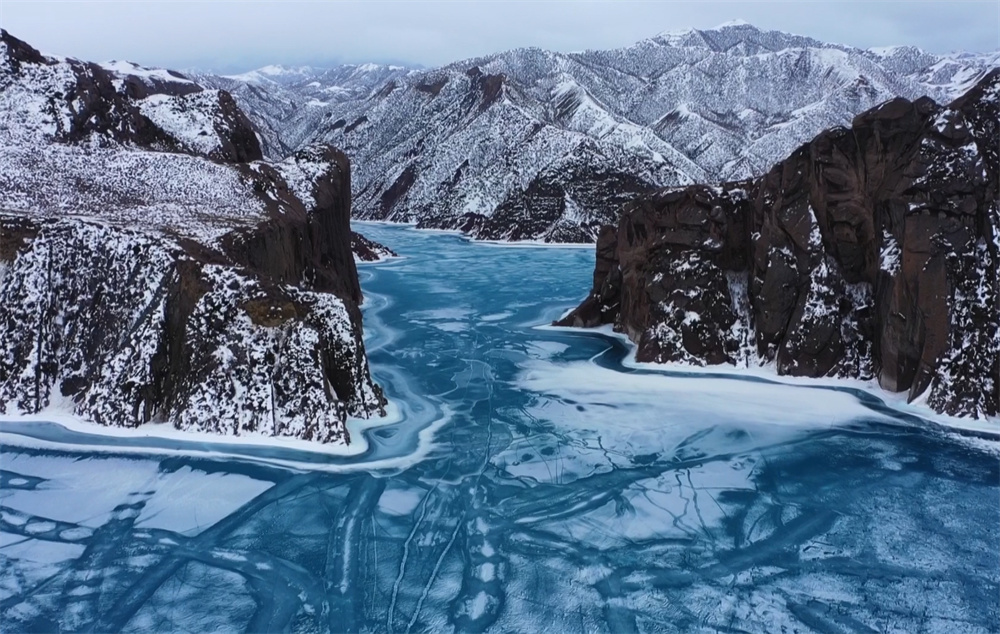 Breathtaking views of melting blue lake ice in Manas county, NW China's Xinjiang
