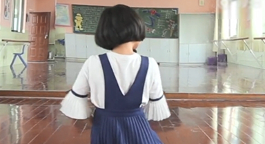 AI Vibes: Courageous young girl pursues her dreams despite disability