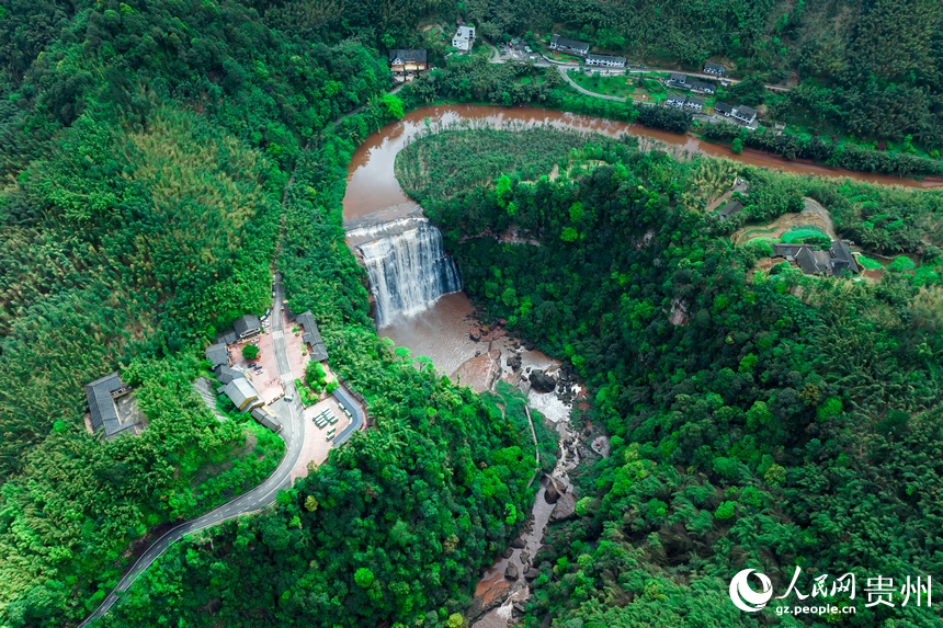 Magnificent scenery of largest waterfall on China's Danxia landforms attracts tourists