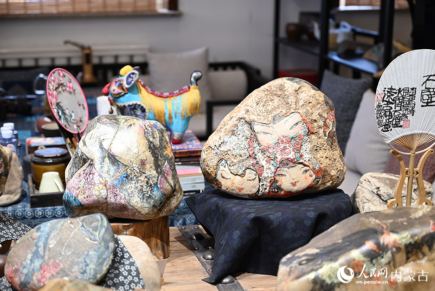 Artist creates paintings on stones gathered from Yellow River