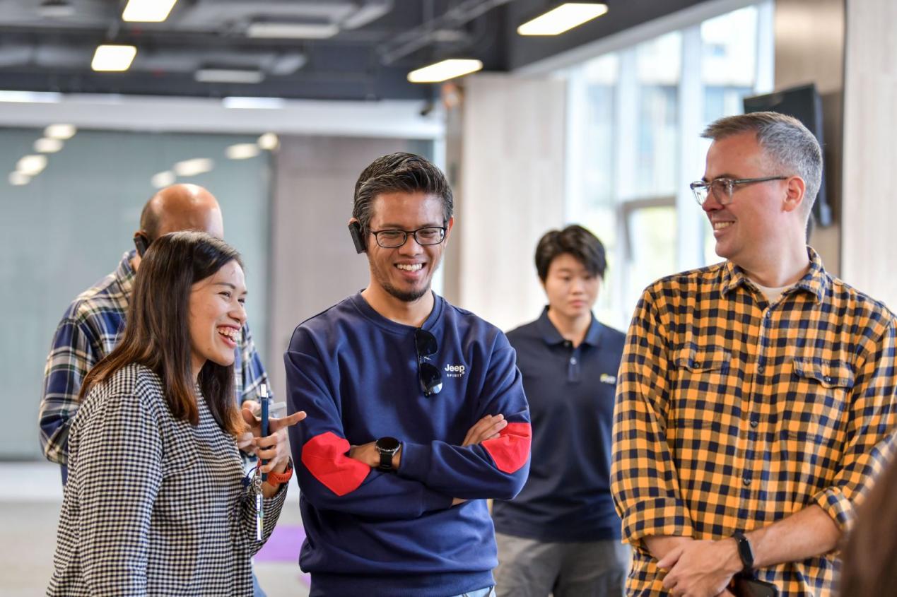 人們站在一起已生成高可信度的說(shuō)明