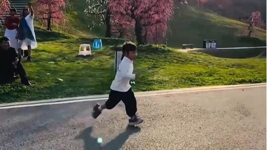 Little acrobat: three-year-old girl stuns with gymnastic skills!