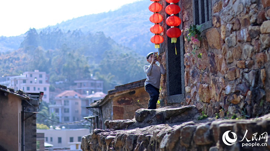 'Oil painting mountain village' beckons spring tourists in SE China's Fujian