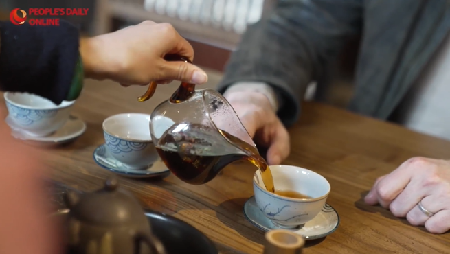 Spanish traveler discovers Liubao tea's traditional methods