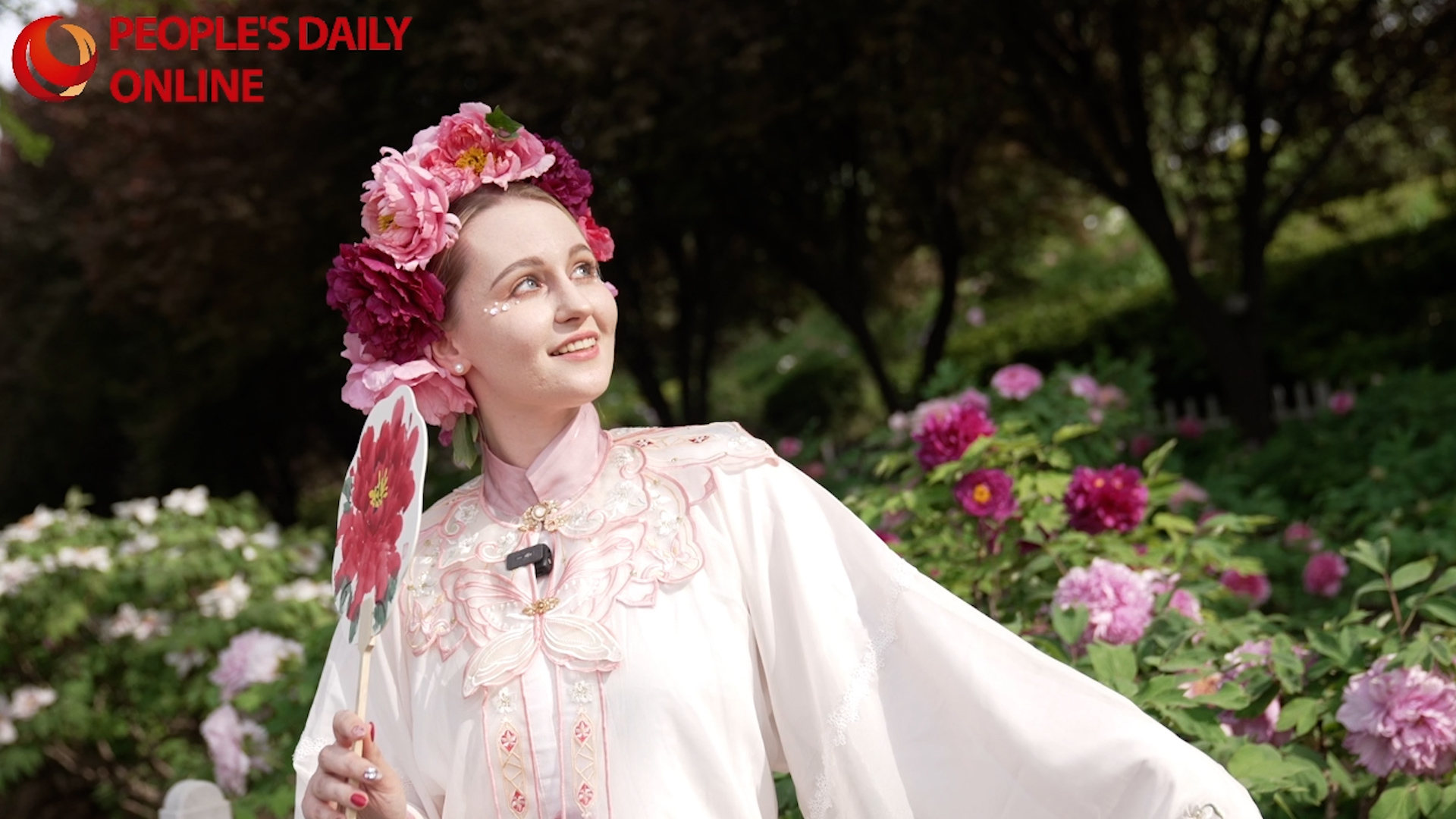 Russian visitor embraces role as "peony fairy," enchanted by Heze's exquisite blooms