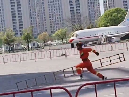 Firefighter scales three stories in just 12 seconds