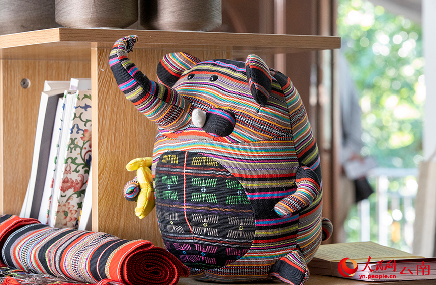 Wa brocade injects vitality into tourism in SW China's Yunnan