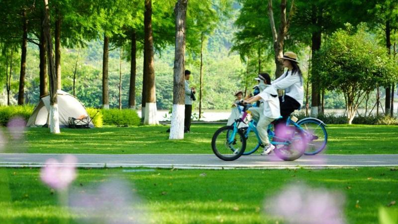 People enjoy early summer across China