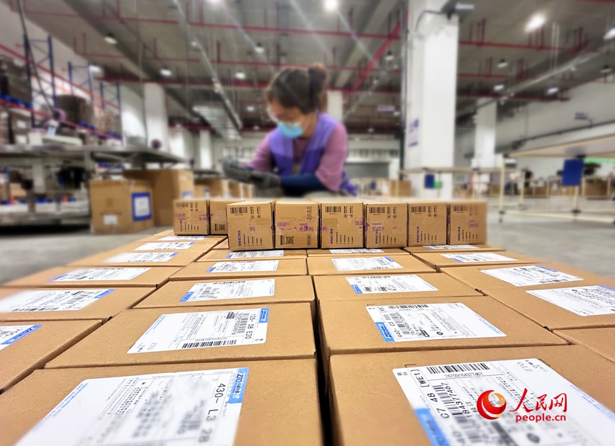 C China's Zhengzhou: One-click global trade drives cross-border e-commerce development