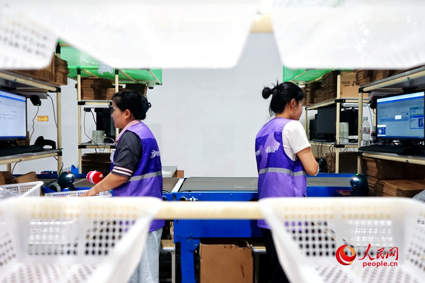 C China's Zhengzhou: One-click global trade drives cross-border e-commerce development