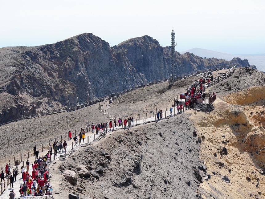 Tianchi Lake in NE China melts back to life